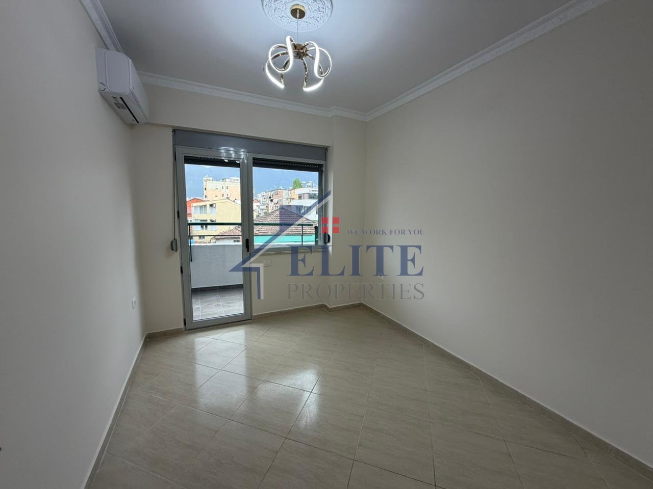 Pranë Gjimnazit Partizani, apartament 3+1+2 me qira