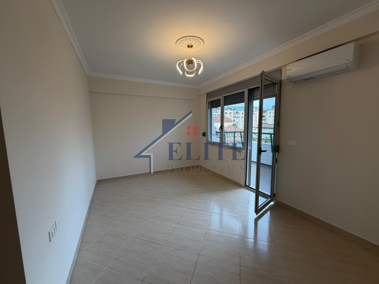 Pranë Gjimnazit Partizani, apartament 3+1+2 me qira