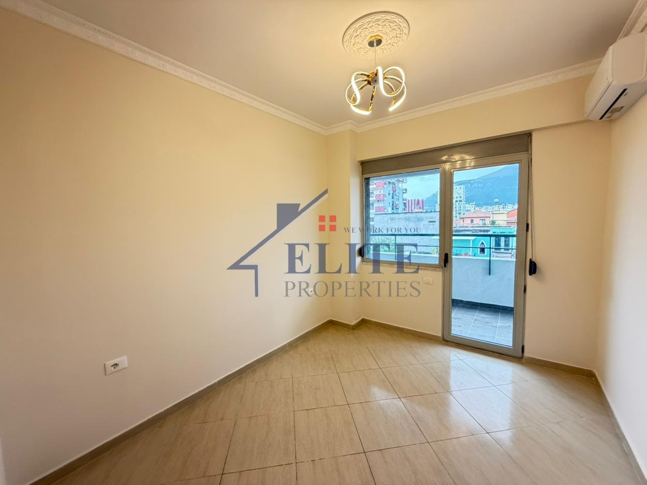 Pranë Gjimnazit Partizani, apartament 3+1+2 me qira