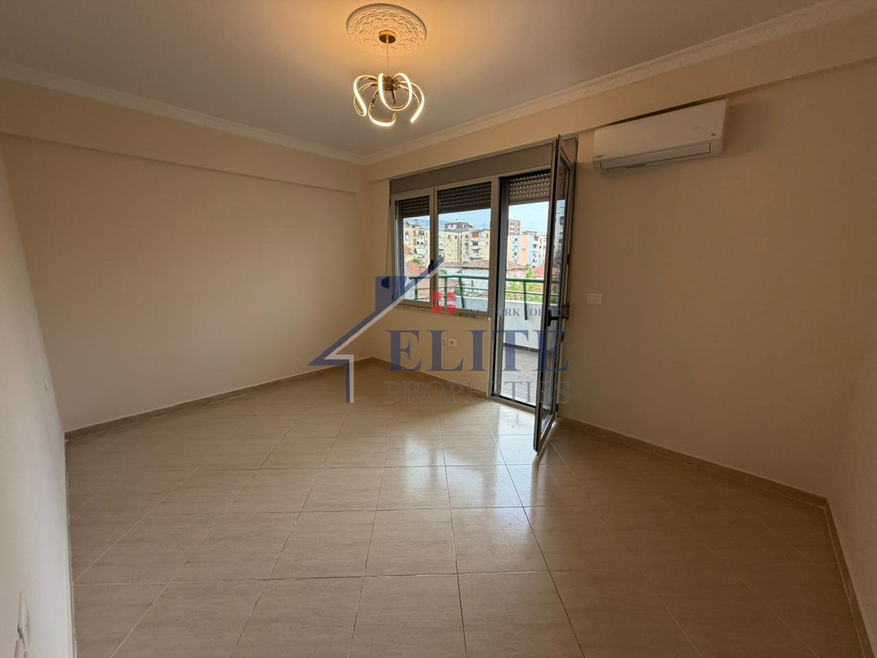 Pranë Gjimnazit Partizani, apartament 3+1+2 me qira