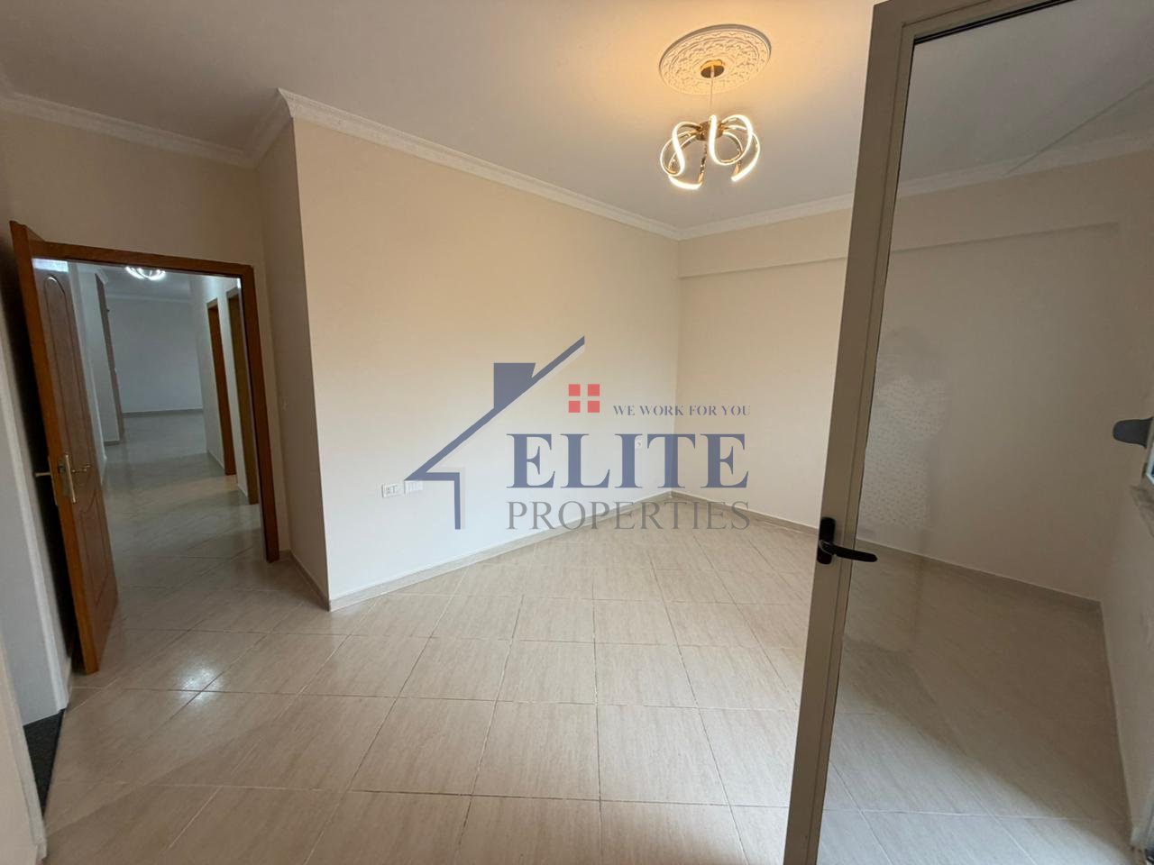 Pranë Gjimnazit Partizani, apartament 3+1+2 me qira