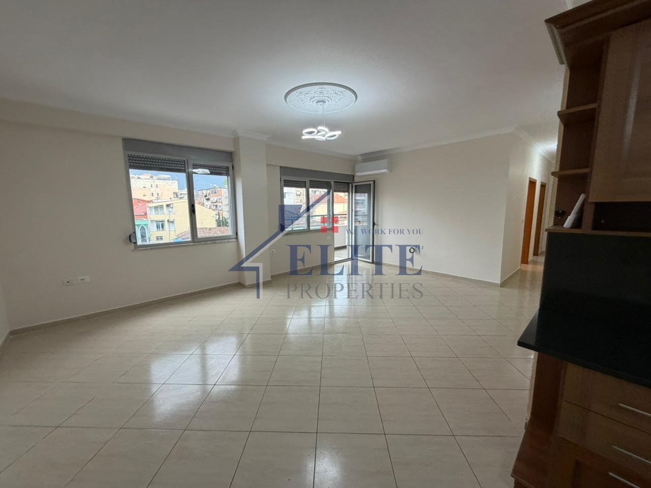 Pranë Gjimnazit Partizani, apartament 3+1+2 me qira