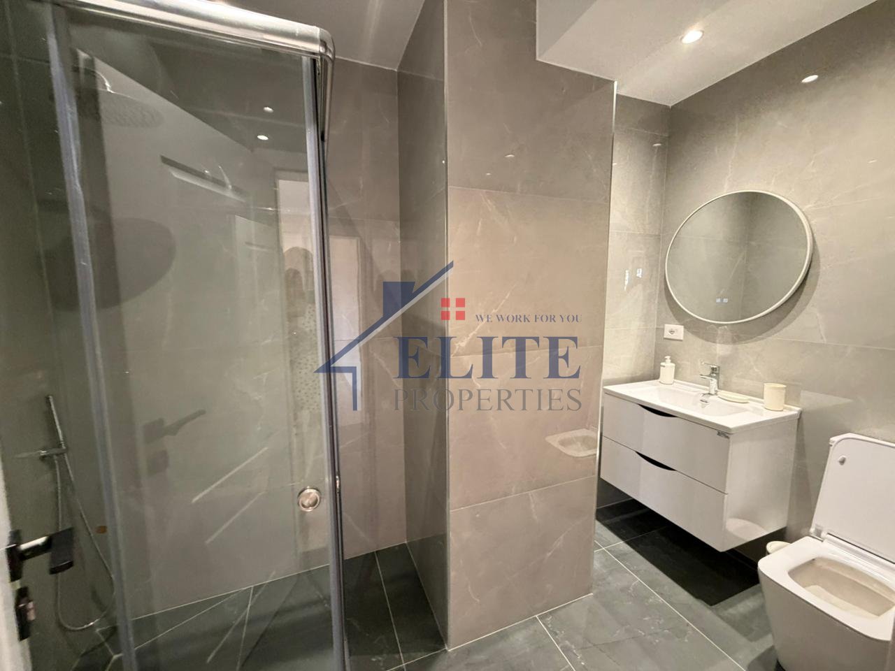 Pranë Gjimnazit Partizani, apartament 3+1+2 me qira