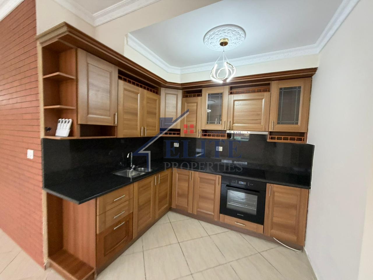 Pranë Gjimnazit Partizani, apartament 3+1+2 me qira