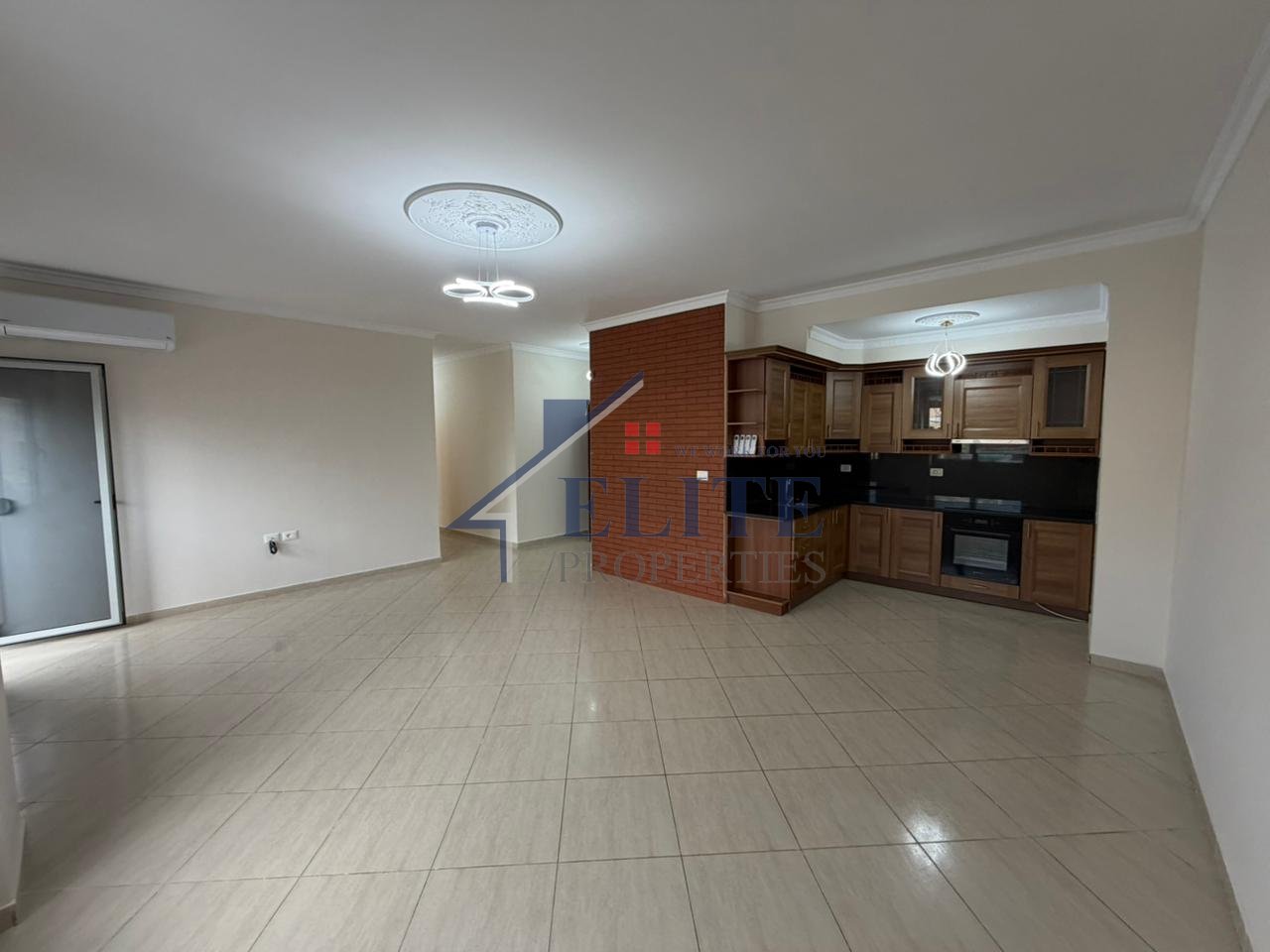 Pranë Gjimnazit Partizani, apartament 3+1+2 me qira
