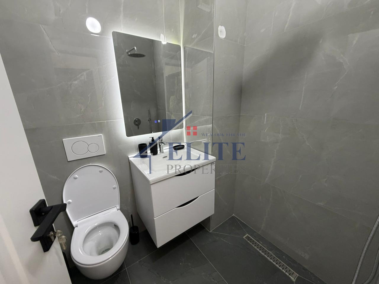 Pranë Gjimnazit Partizani, apartament 3+1+2 me qira