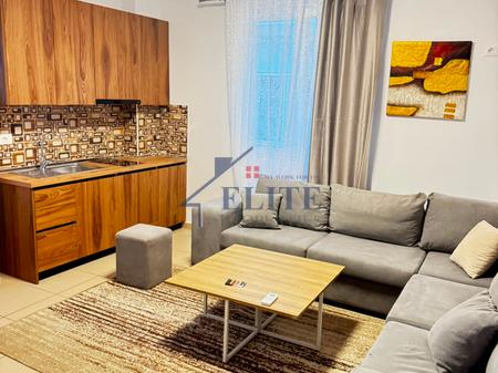 Via 5 Maji, primo piano di una villa in affitto – Concord Center