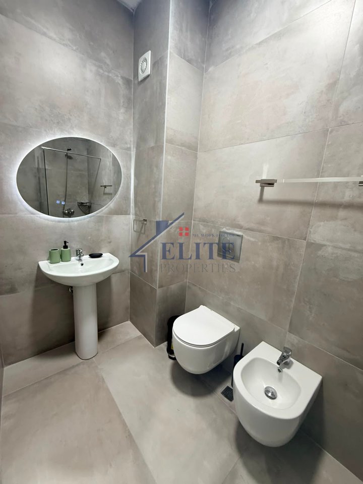 Rruga 5 Maji, prane Concord Center, apartament 1+1 me qira
