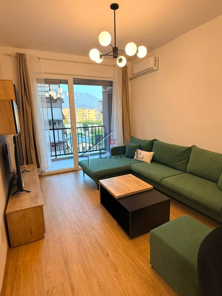 Rruga 5 Maji, prane Concord Center, apartament 1+1 me qira