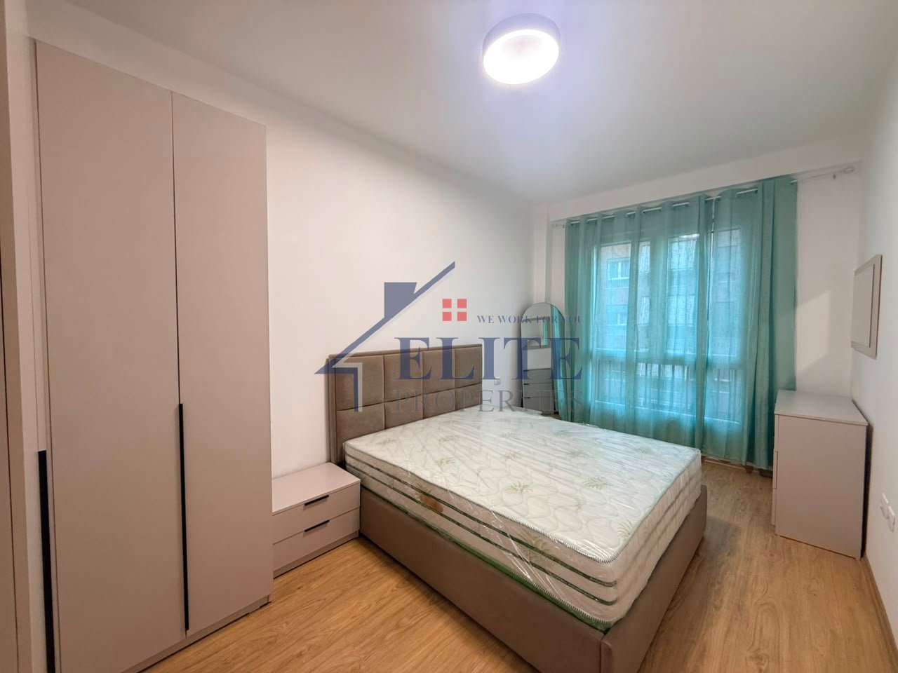 Rruga 5 Maji, prane Concord Center, apartament 1+1 me qira