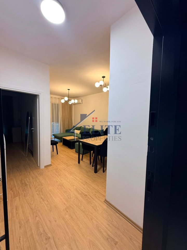 Rruga 5 Maji, prane Concord Center, apartament 1+1 me qira