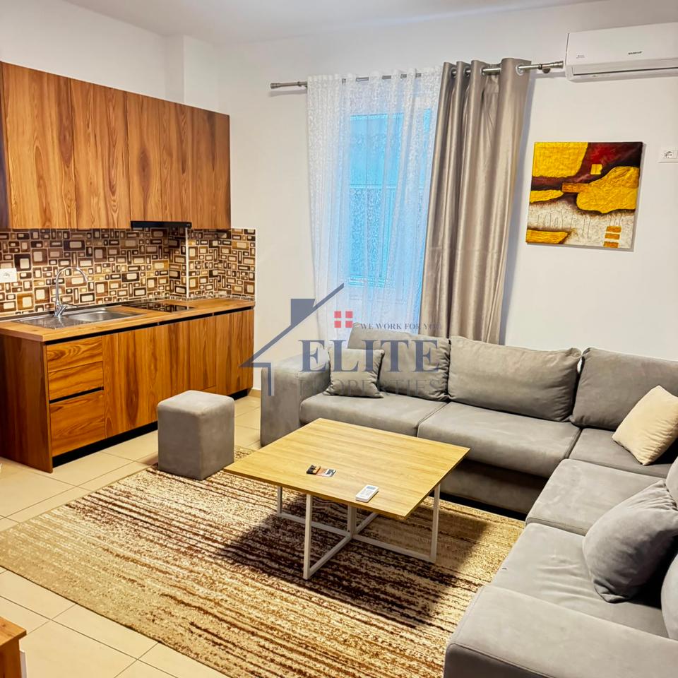 Via 5 Maji, primo piano di una villa in affitto – Concord Center