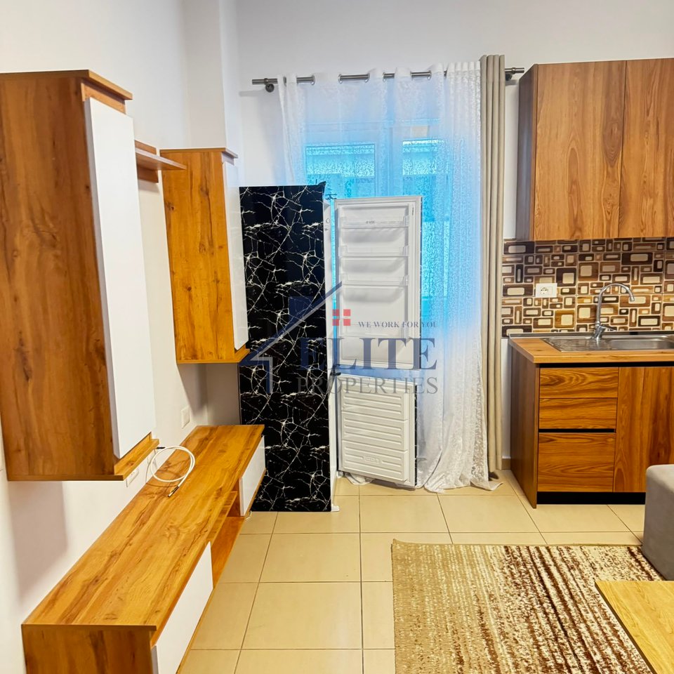 Via 5 Maji, primo piano di una villa in affitto – Concord Center