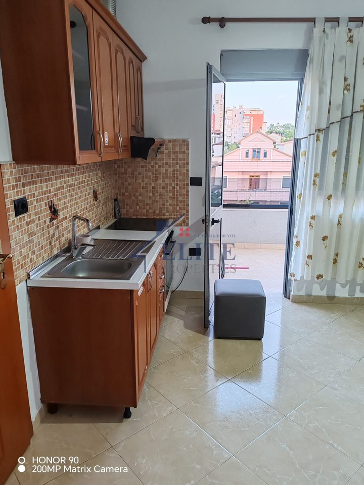 Rruga 5 Maji, Kati i 3-të i një vile– pas Concord Center