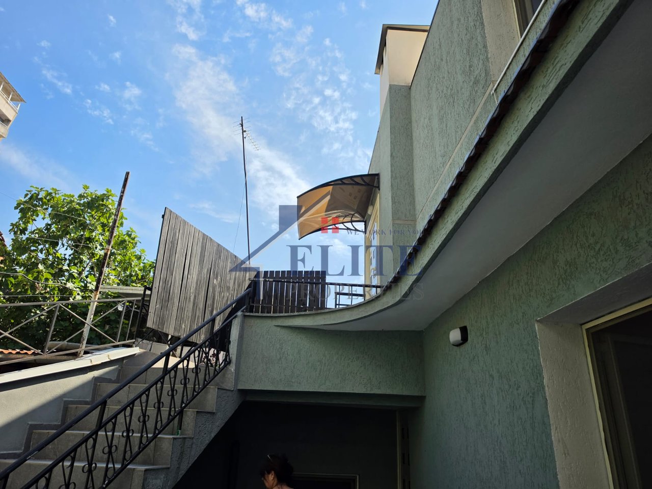 Vicino al Liceo “Partizani”, Affittasi villa su 2 piani