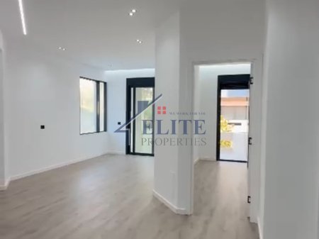 Buzë Lungomares Vlorë, apartament 1+1 në shitje