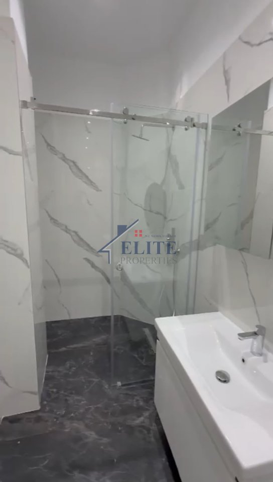 Buzë Lungomares Vlorë, apartament 1+1 në shitje