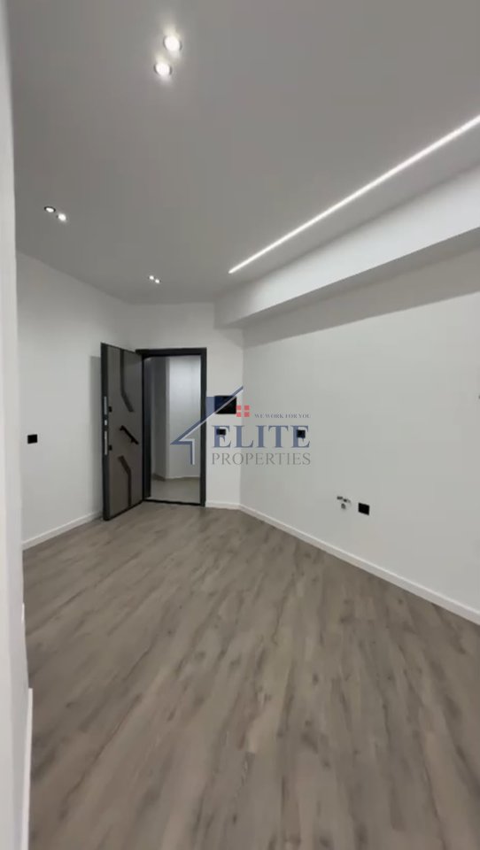 Buzë Lungomares Vlorë, apartament 1+1 në shitje