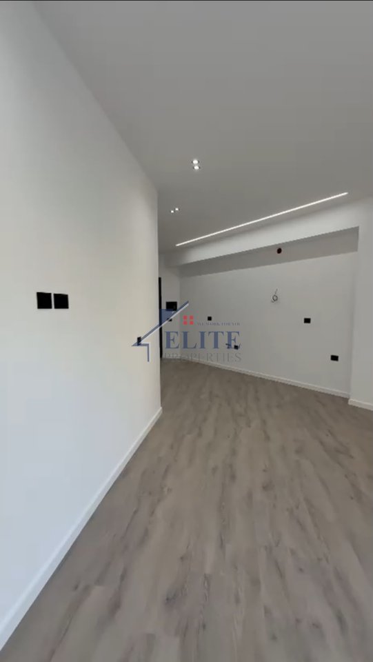 Buzë Lungomares Vlorë, apartament 1+1 në shitje
