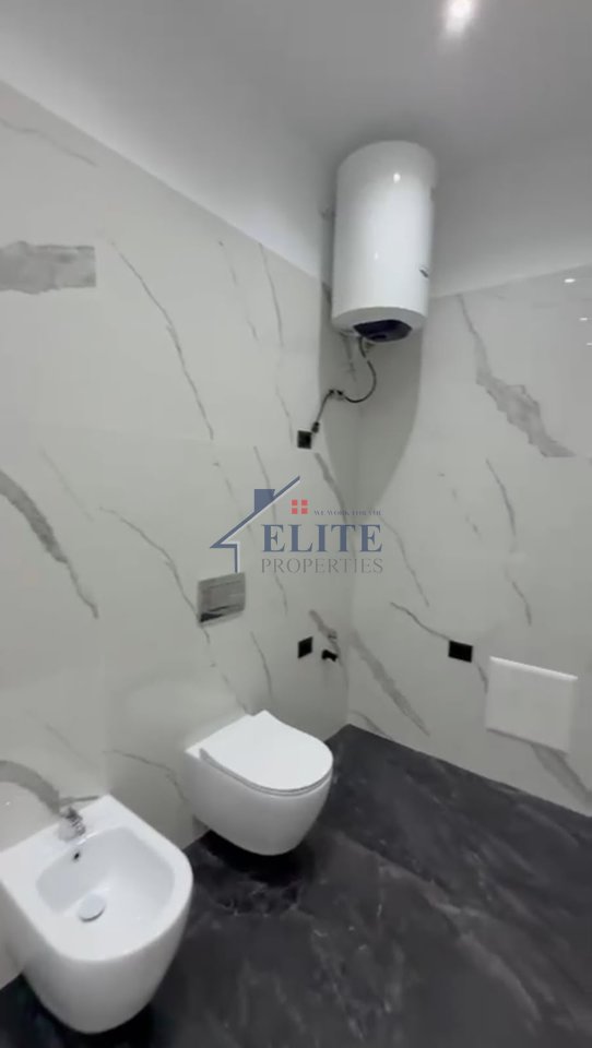 Buzë Lungomares Vlorë, apartament 1+1 në shitje