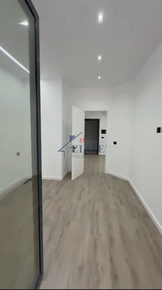 Buzë Lungomares Vlorë, apartament 1+1 në shitje