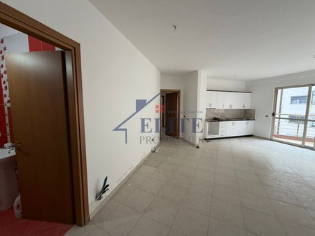 Astir, prane Bar Artistit apartament 3+1 ne shitje