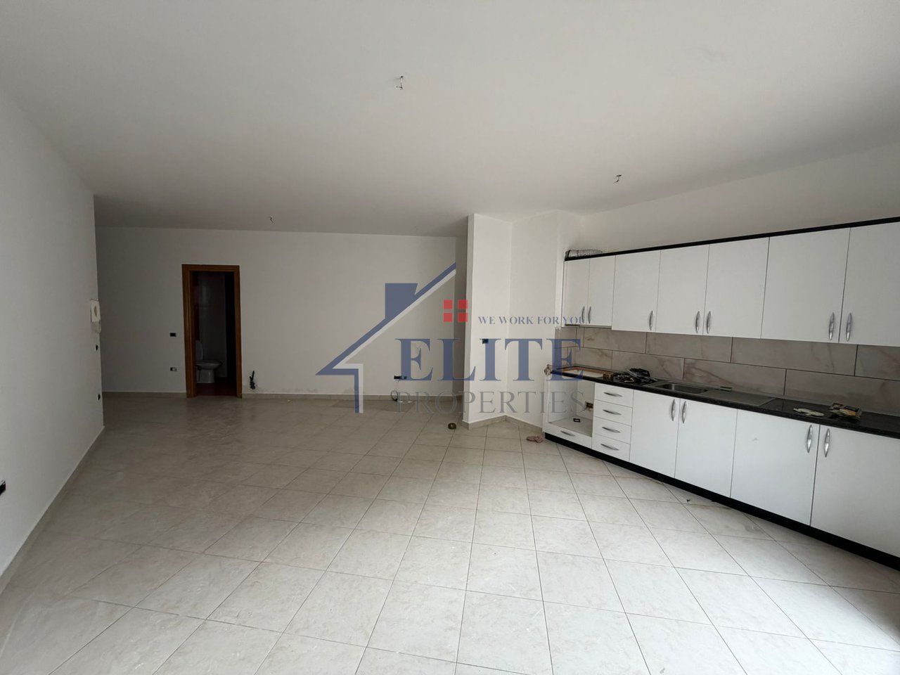 Astir, prane Bar Artistit apartament 3+1 ne shitje