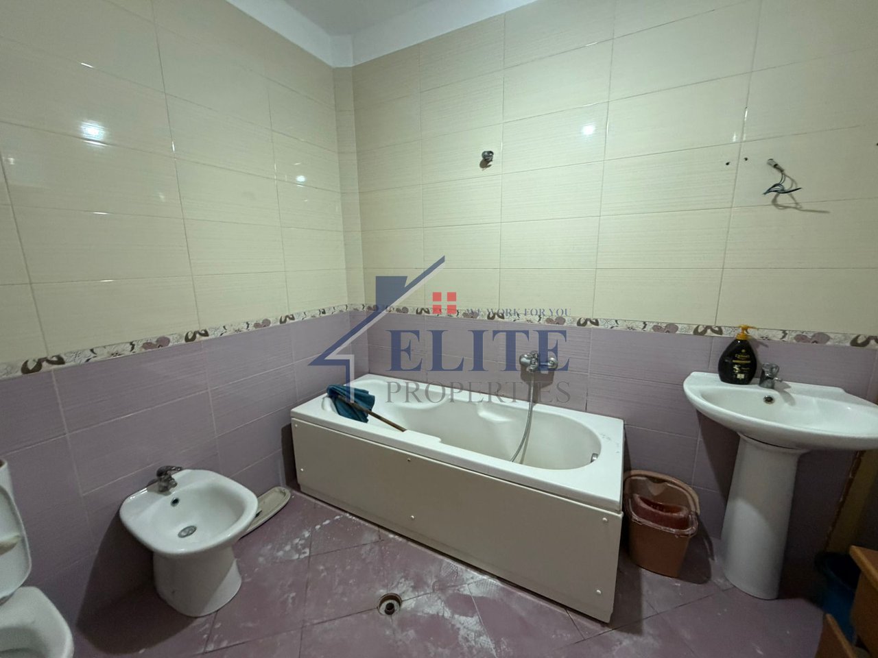 Astir, prane Bar Artistit apartament 3+1 ne shitje