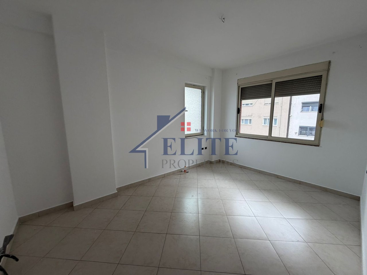 Astir, prane Bar Artistit apartament 3+1 ne shitje