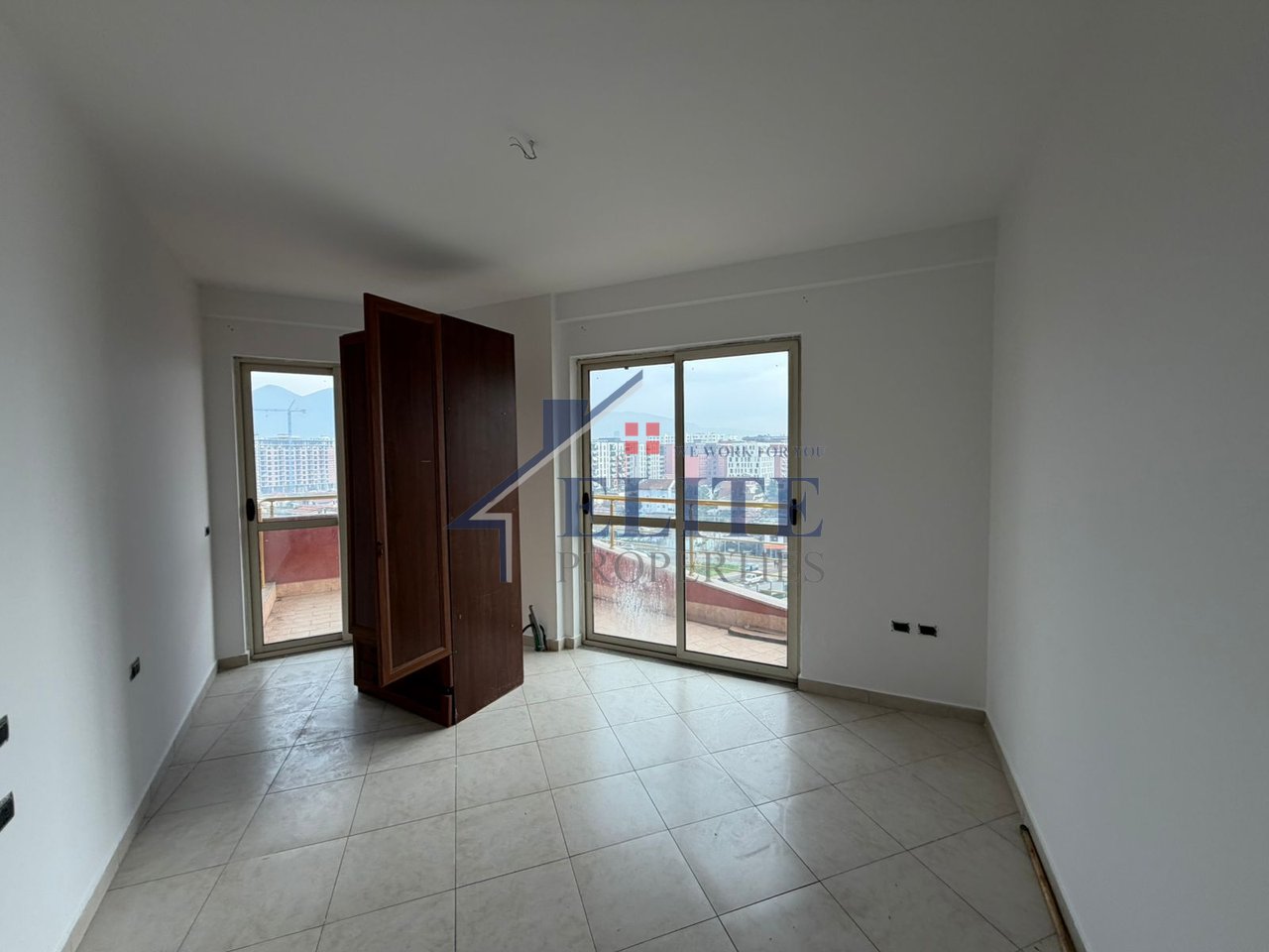 Astir, prane Bar Artistit apartament 3+1 ne shitje