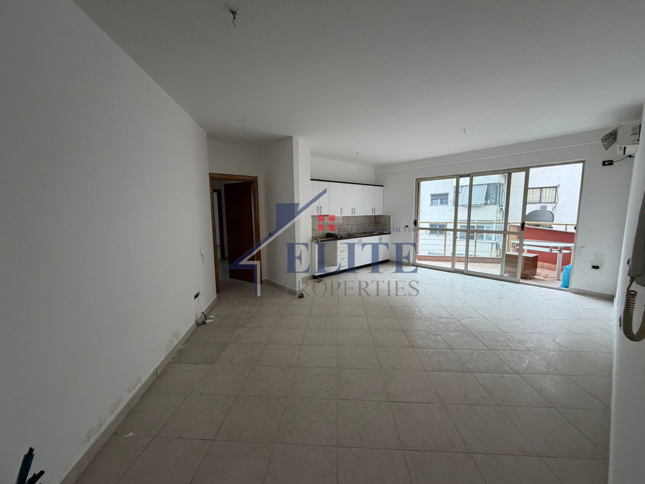 Astir, prane Bar Artistit apartament 3+1 ne shitje