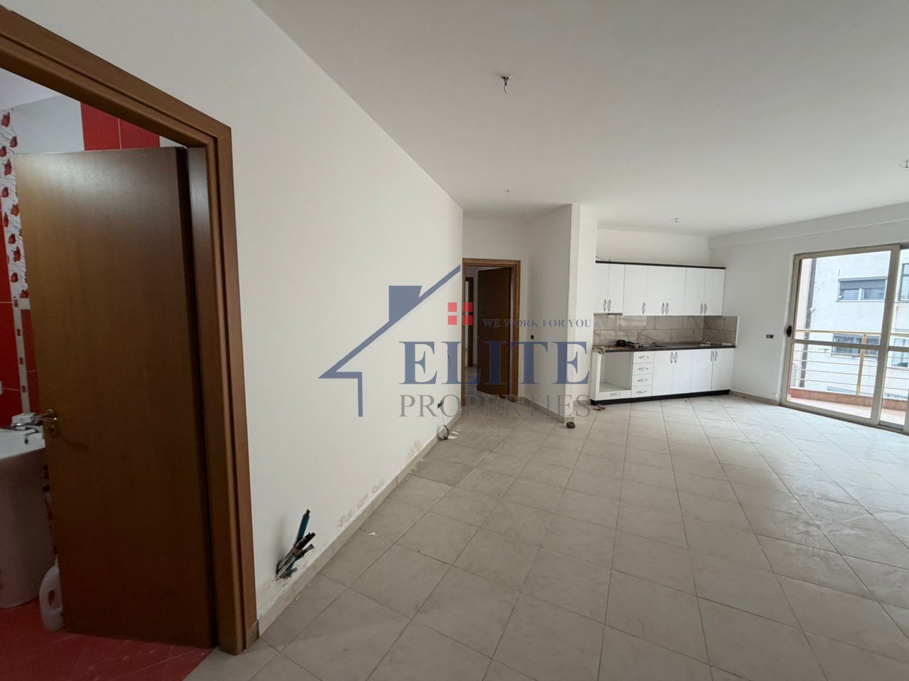 Astir, prane Bar Artistit apartament 3+1 ne shitje