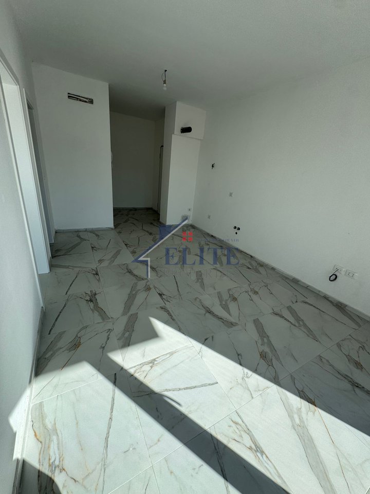 Aura Complex, ne rrugen Dritan Hoxha, zyre me qera