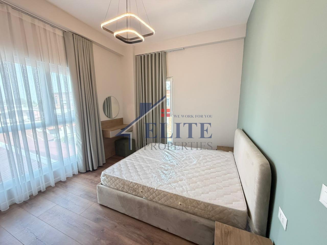 Rruga Dritan Hoxha – jepet apartament 2+1+2 me qira, Kompleksi Aura