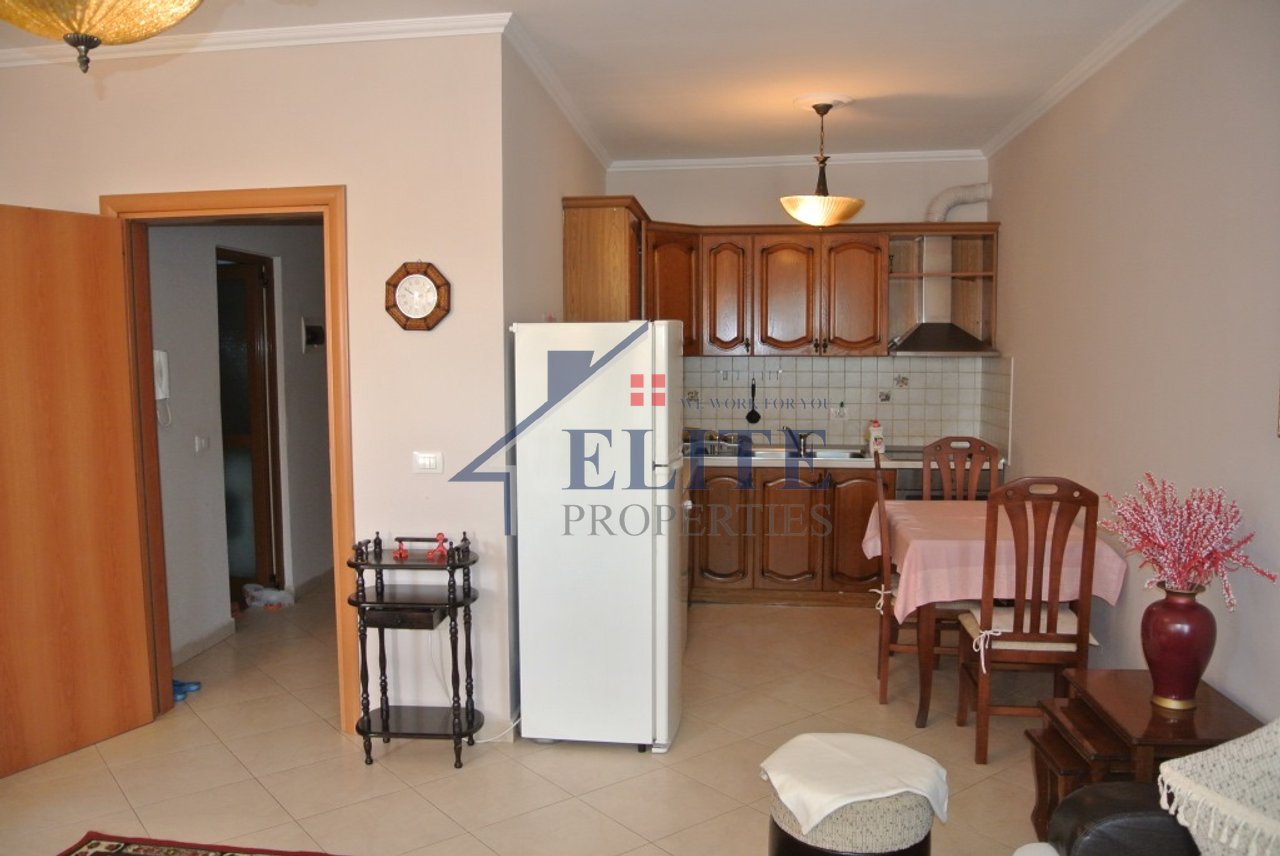 Rruga e Kavajes, prane Qendres se Tiranes, apartament 1+1 me qera