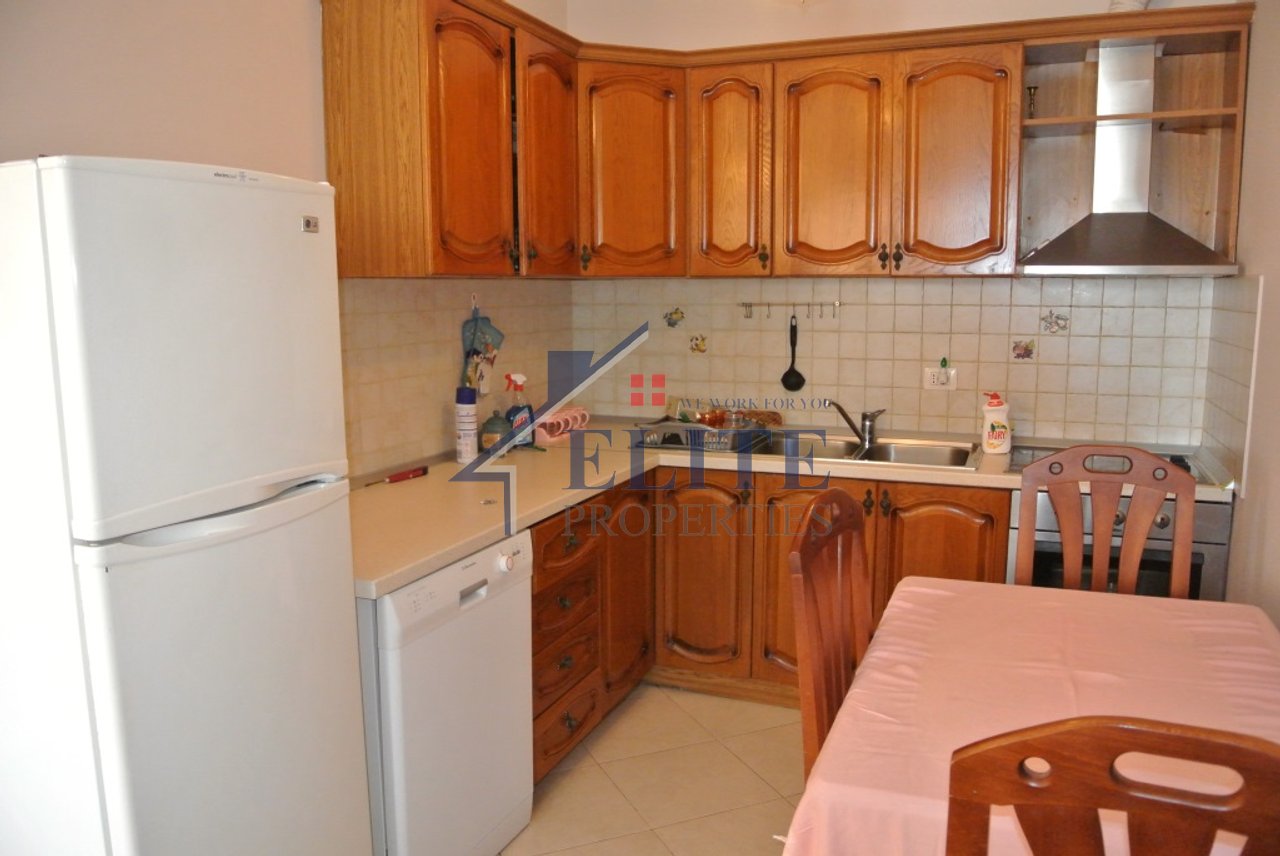 Rruga e Kavajes, prane Qendres se Tiranes, apartament 1+1 me qera