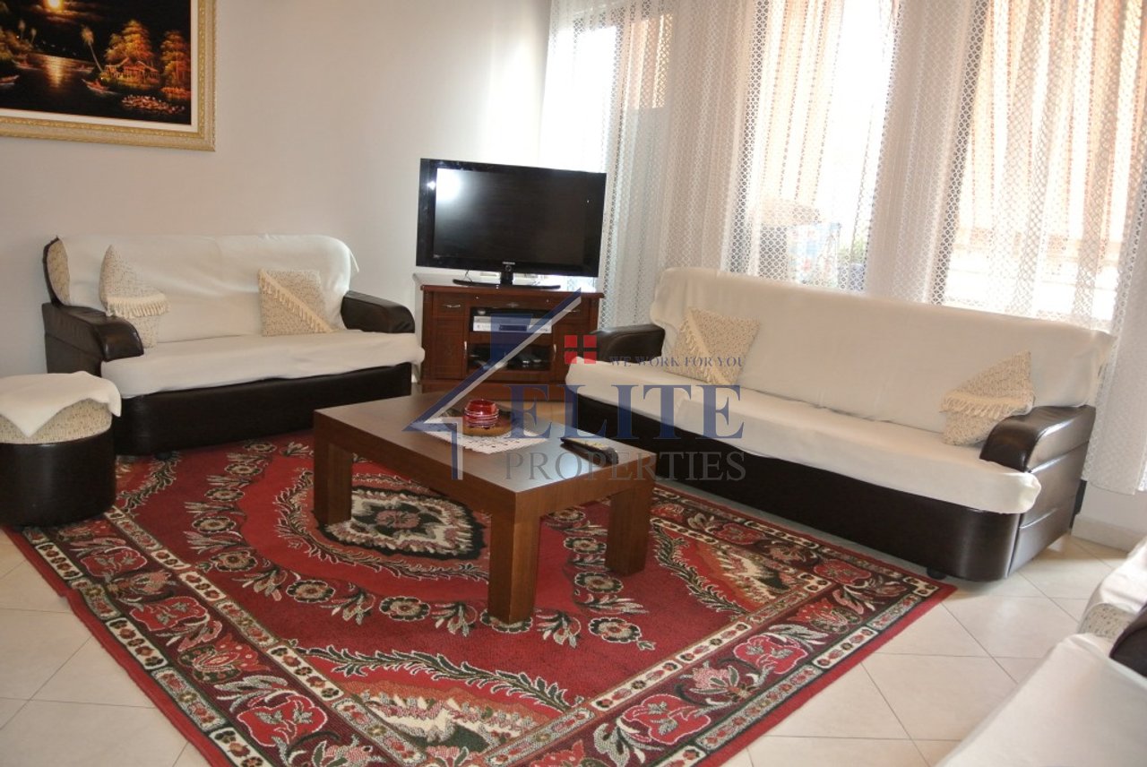 Rruga e Kavajes, prane Qendres se Tiranes, apartament 1+1 me qera