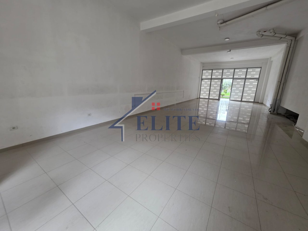 Komuna e Parisit, ambient biznesi me qira