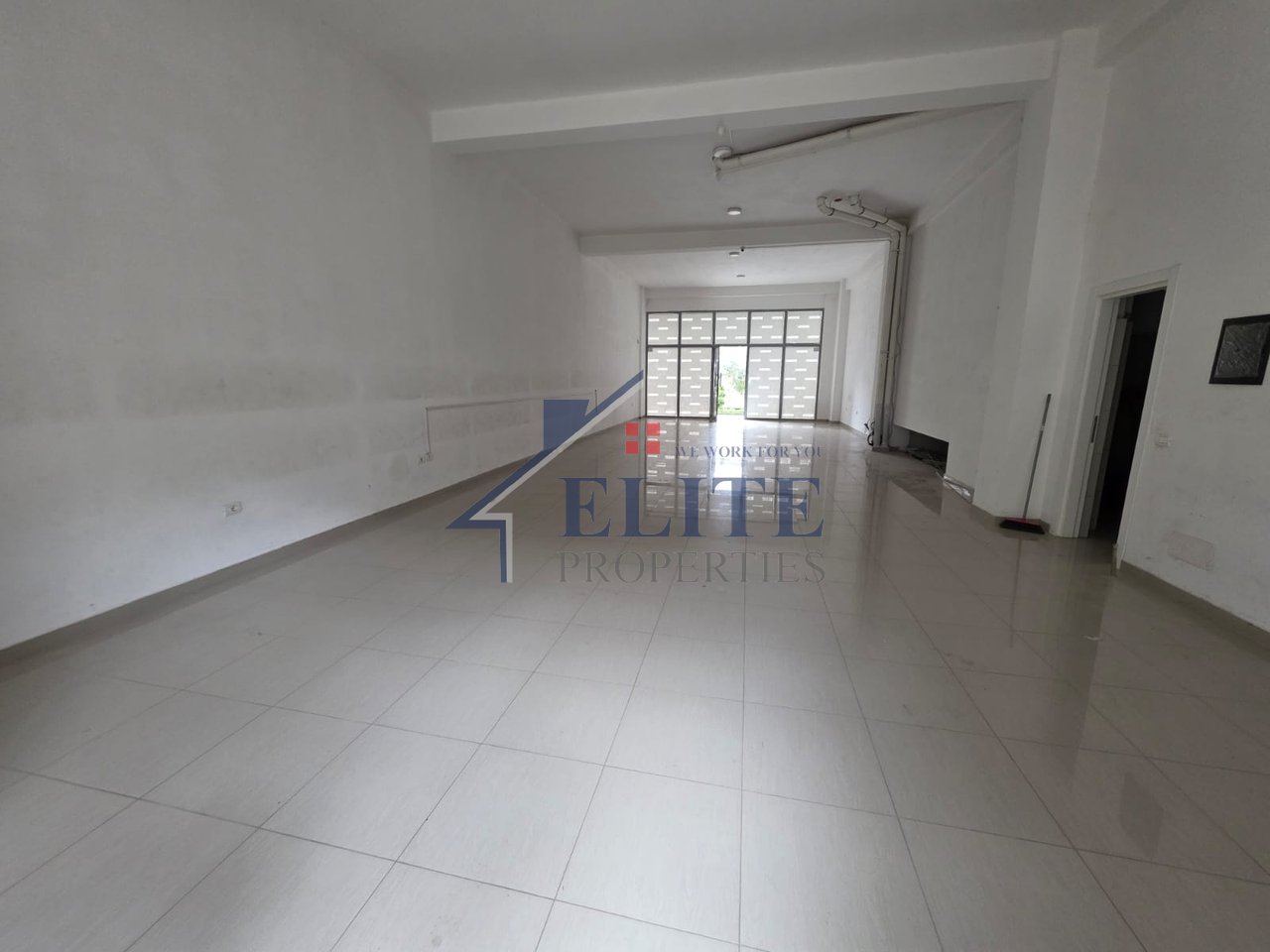 Komuna e Parisit, ambient biznesi me qira