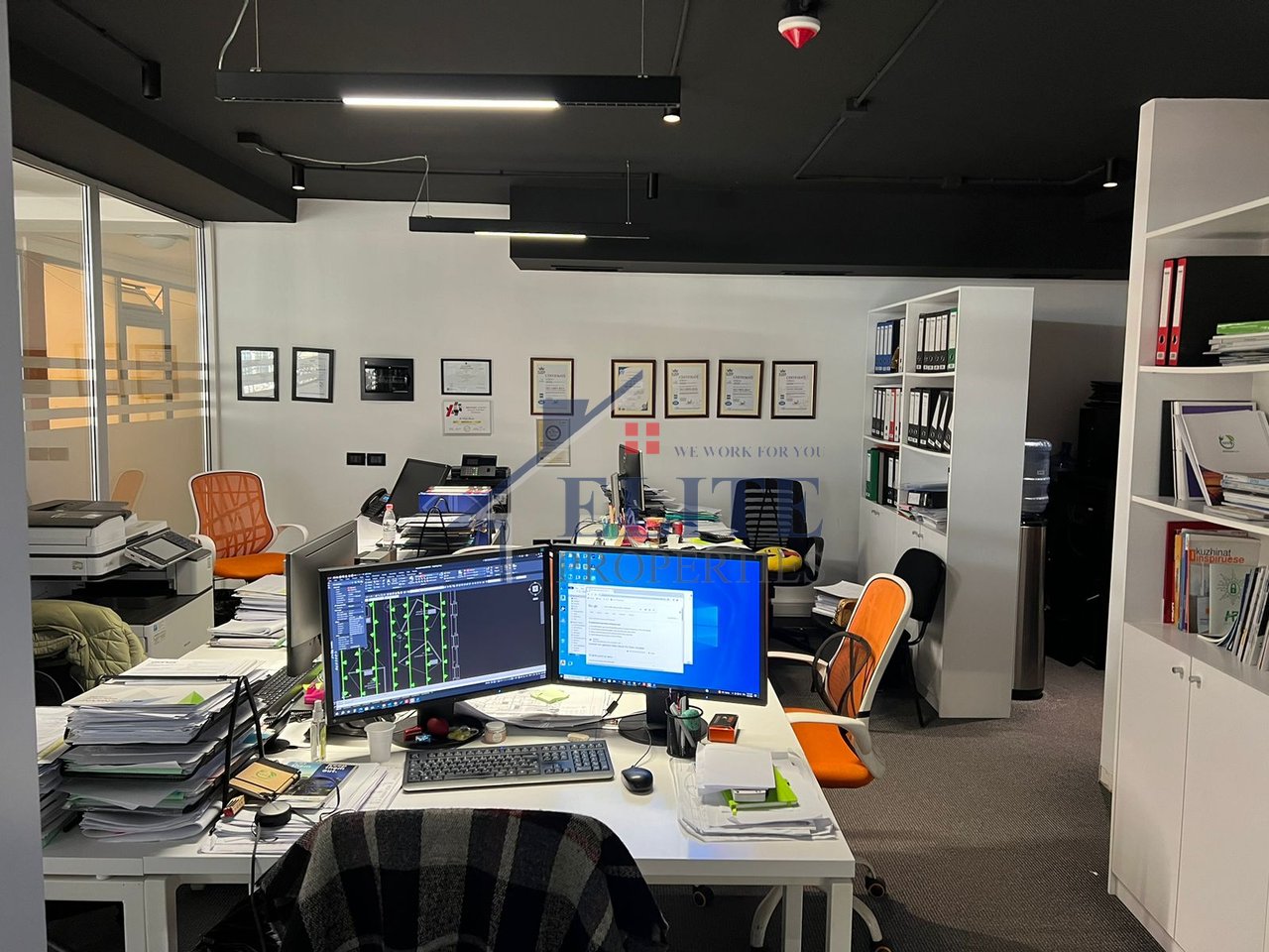 Pazari i Ri, ambient zyrë me qira