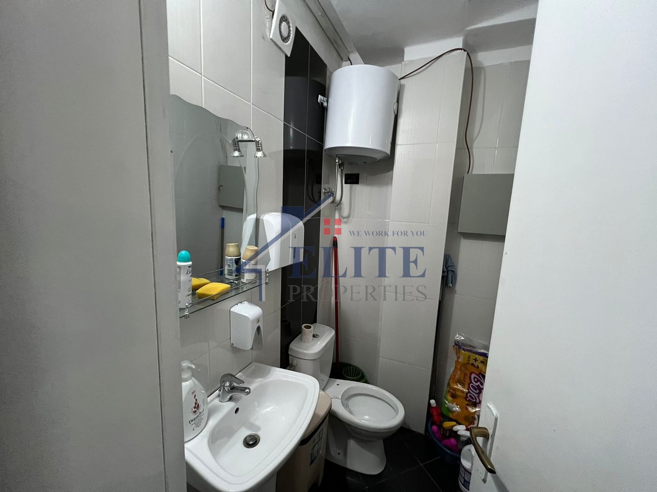 Pazari i Ri, ambient zyrë me qira