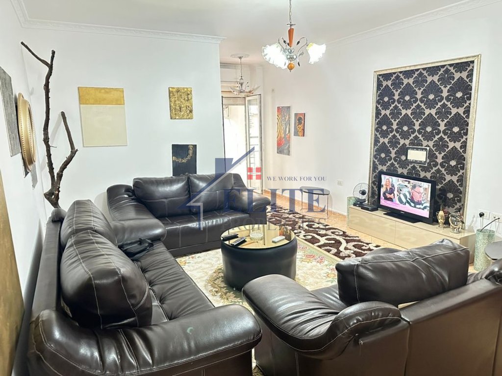 Ring Center, Zogu i Zi, jepet me qera apartament 2+1