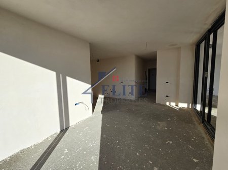 Porto Lalzi Hamallaj, apartament 2+1 në shitje