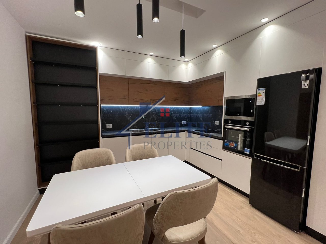 Zogu i Zi, tek Ring Center, apartament modern 2+1 me qira