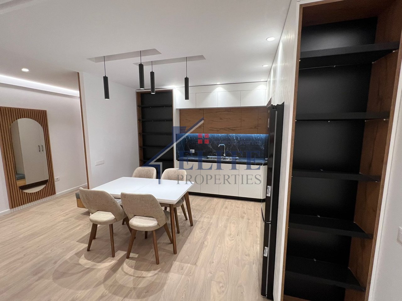 Zogu i Zi, tek Ring Center, apartament modern 2+1 me qira