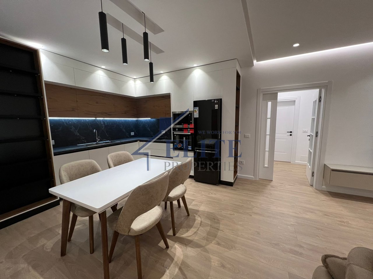 Zogu i Zi, tek Ring Center, apartament modern 2+1 me qira