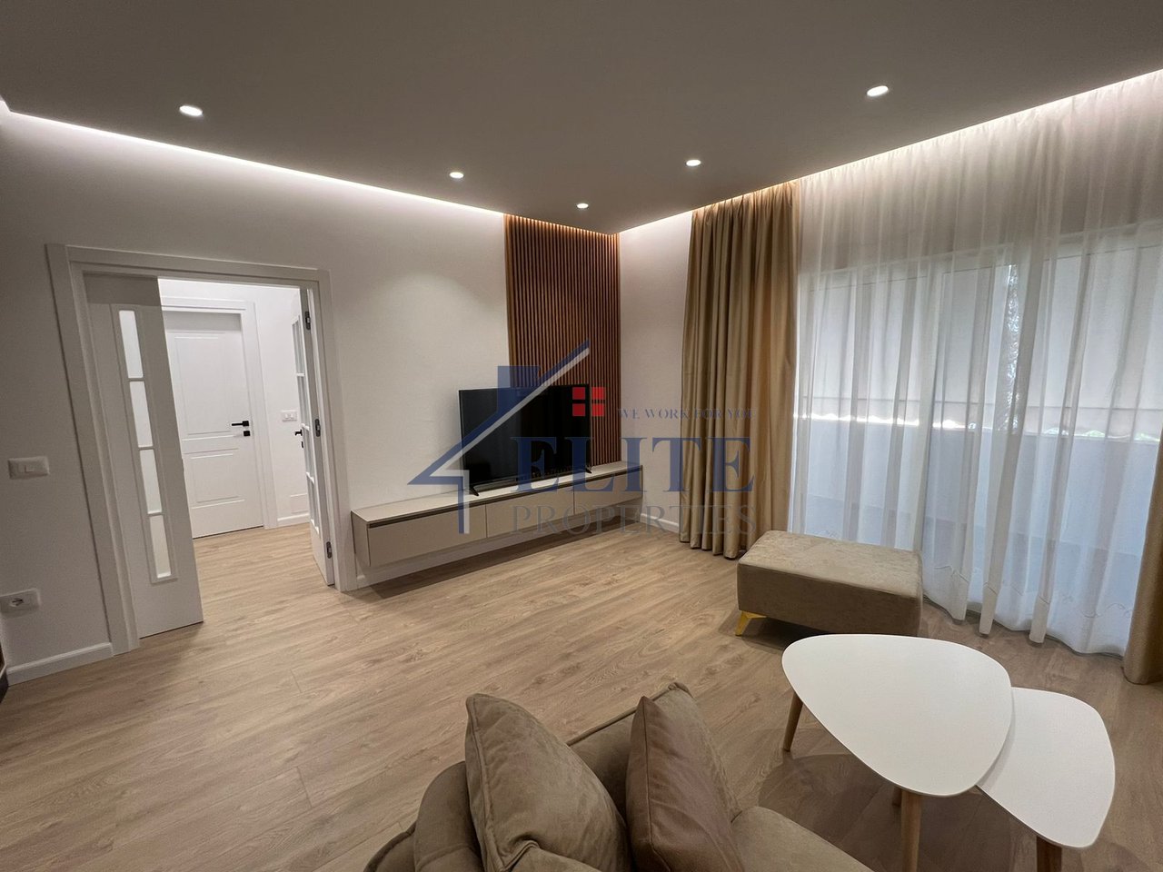 Zogu i Zi, tek Ring Center, apartament modern 2+1 me qira