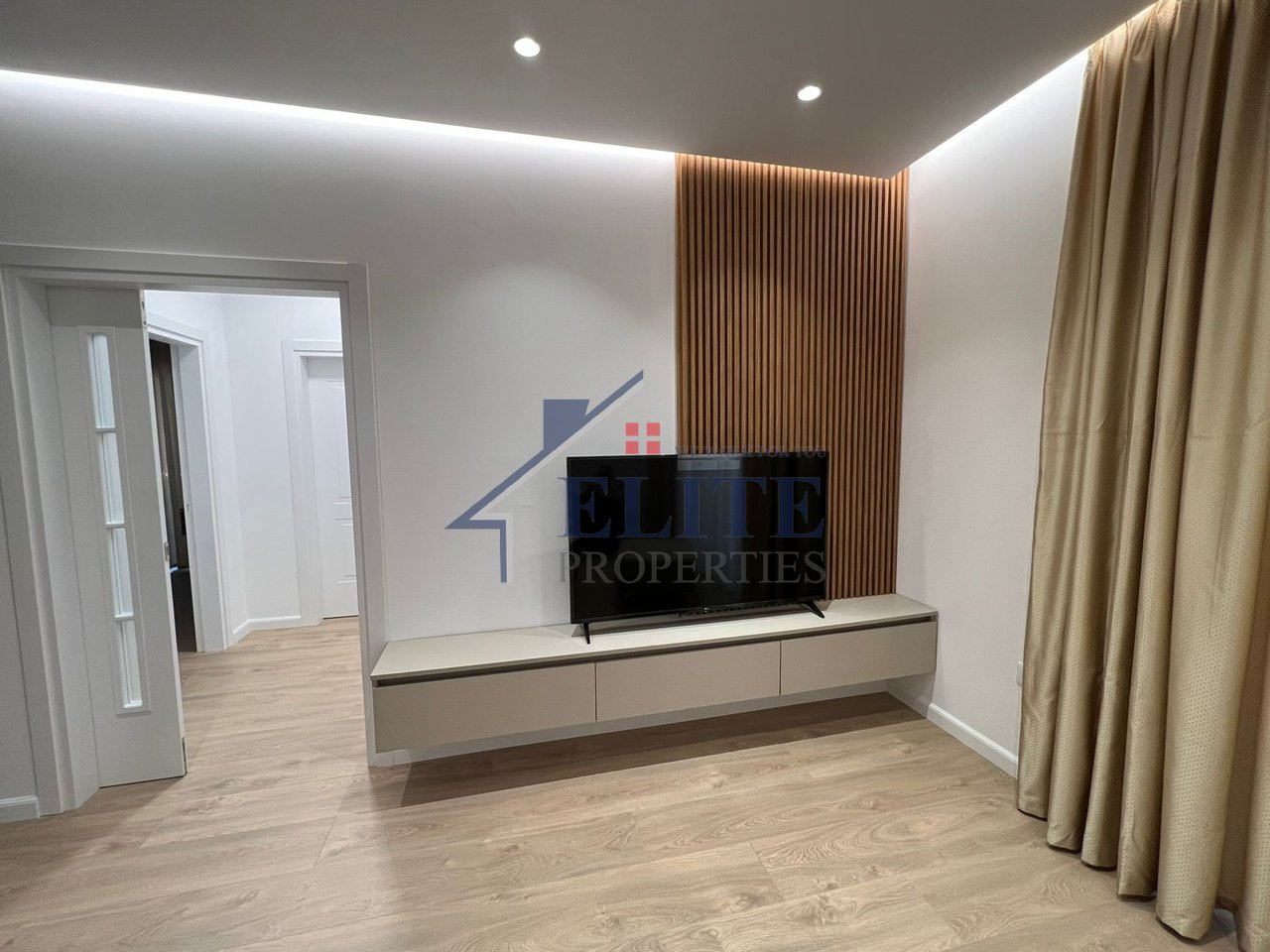 Zogu i Zi, tek Ring Center, apartament modern 2+1 me qira