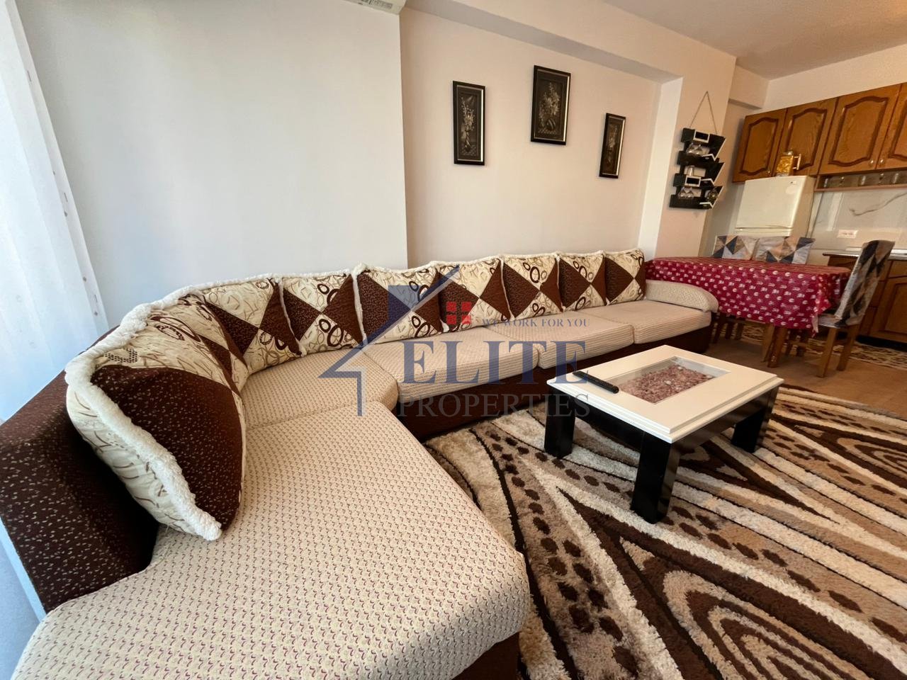 Kamëz vicino a Ulliri, appartamento con due camere da letto in affitto