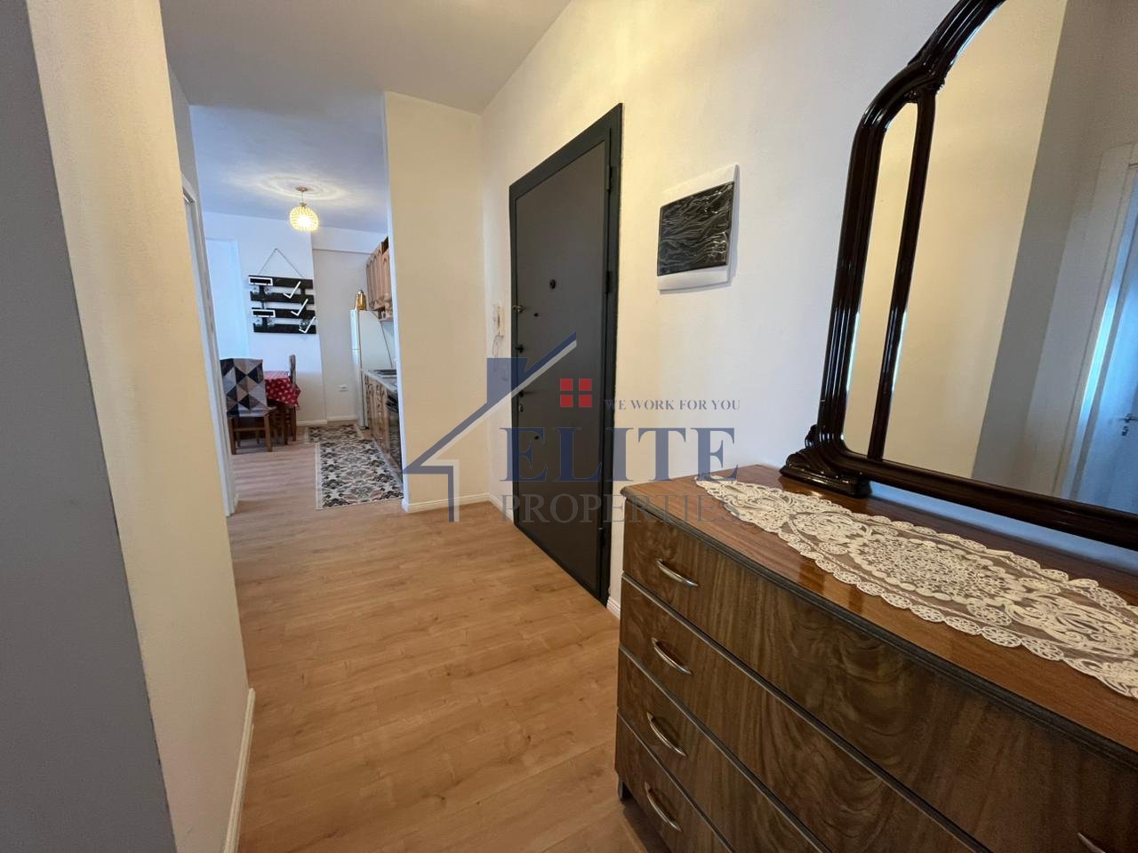 Kamëz vicino a Ulliri, appartamento con due camere da letto in affitto